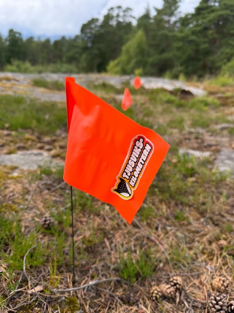 Tjusvikskilometern-flagga längs banan på Nämdö